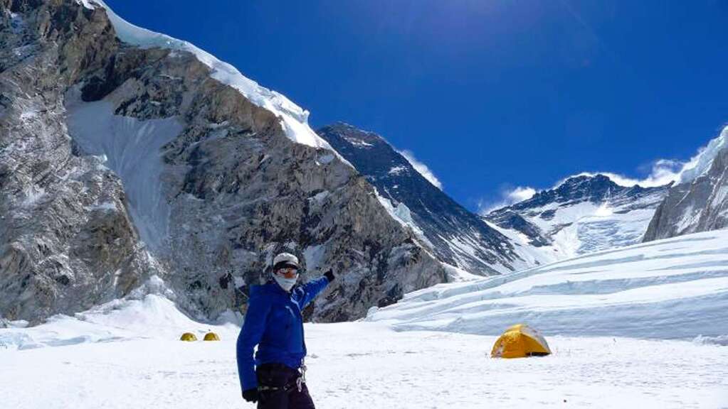 Die Vorbereitungen  fr den  Gipfelangriff: Ein erster Blick zum Mount Everest (Mitte)