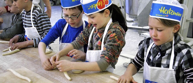 Mit Schrze und Mtze ausgestattet bac...ie Schler Osterhasen aus Laugenteig.   | Foto: Constantin Jassok