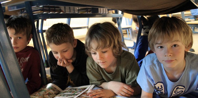 Beim Lesetag in der Grundschule kommen... auf ihren Genuss, auch unterm Tisch.   | Foto: privat