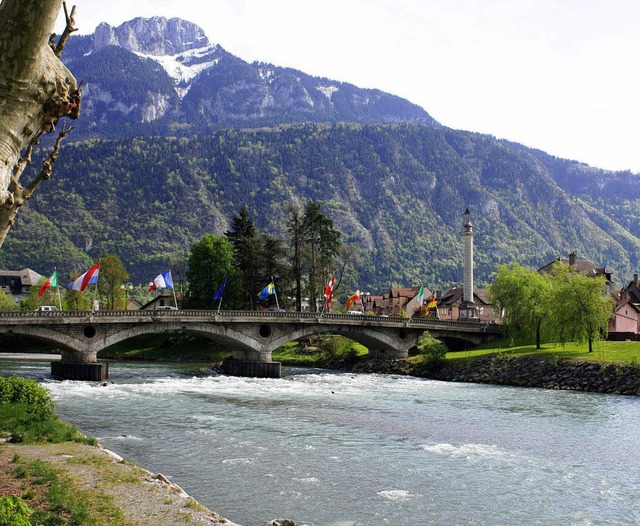 Das Entree in die Altstadt von Staufen...ve. Im Hintergrund die Savoyer Alpen.   | Foto: privat