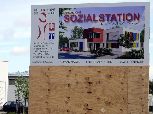 Die Tafel informiert ber den Neubau der Sozialstation.  | Foto: Karlernst Lauffer