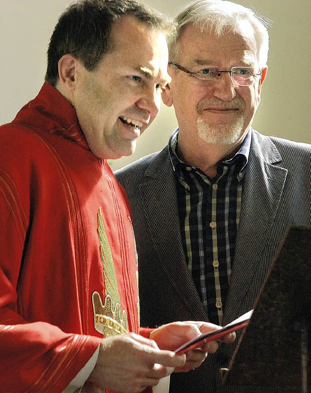 Pfarrer Gerd Mller nimmt von Armin Fink die Spende  entgegen.   | Foto: Gertrude Siefke