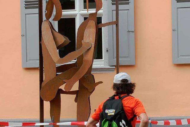 Hei debattiert: Metallskulptur vor Riegeler Brgerhaus