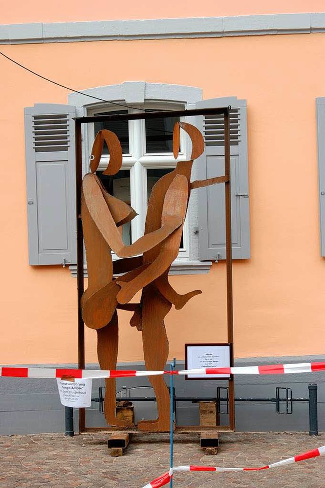 Fr Aufsehen sorgte diese Metallskulptur am 1. Mai vor dem Riegeler Brgerhaus.   | Foto: Hans-Jrgen Trul