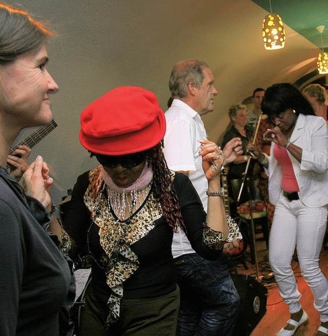 Im Caffe Narona schwangen die Besucher... exotischen Klngen der Band Mamoudou.  | Foto: Friederike Marx-Kohlstdt