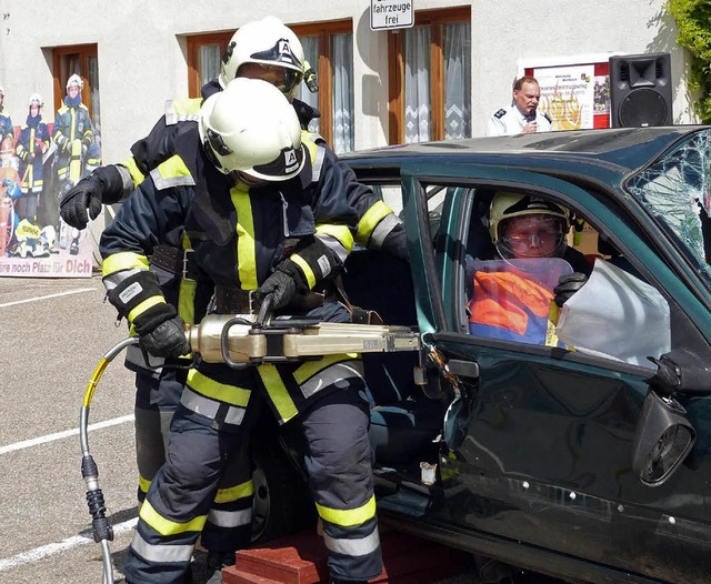 Feuerwehr rettet Feuerwehrmann &#8211; bung in Wallbach.   | Foto: Schneider
