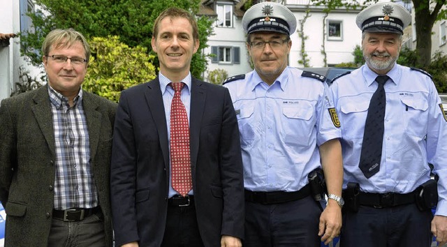 Jrgen Kuflin (von links), Jrg Lutz,...ber die Statistik des Polizeipostens.   | Foto: Peter Gerigk