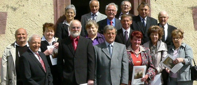 ber 20 Jubilumskonfirmanden trafen s...er von links) in der Kirche von Wies.   | Foto: Georg Diehl