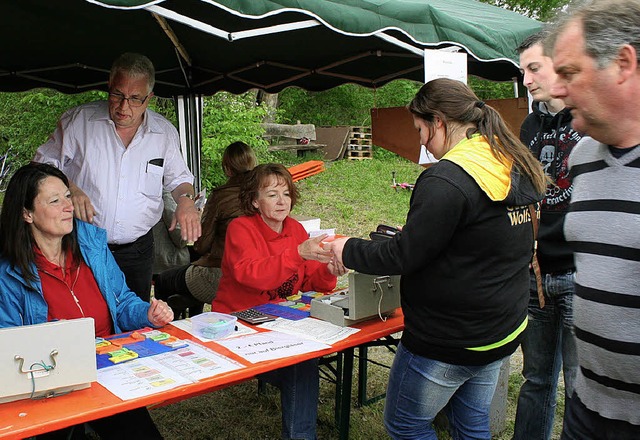 An der Kasse fr die Ausgabe von Essen...Volksmarschtag alle Hnde voll zu tun.  | Foto: cremer