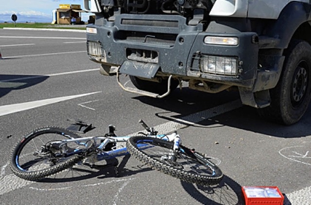 Bei der Kollision mit einem Lkw wurde ein Radfahrer bei Tunsel schwer verletzt.  | Foto: A. Huber