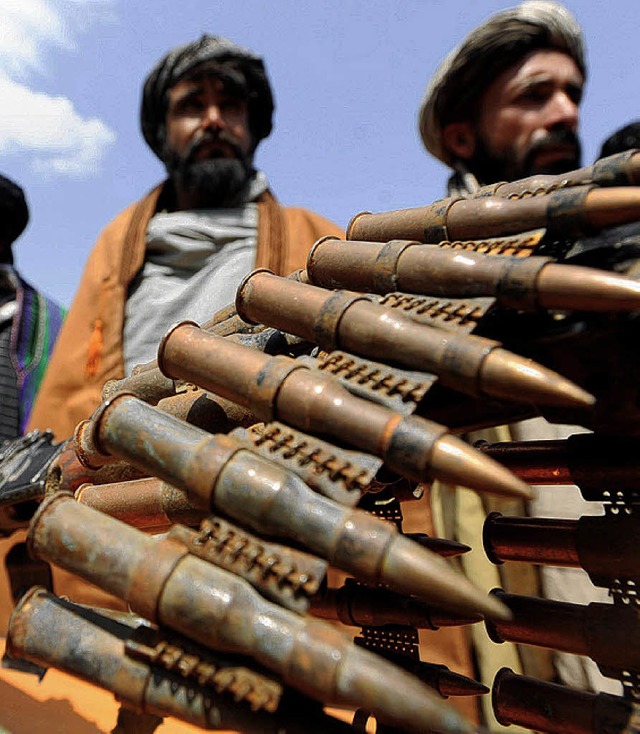 Ein noch seltenes Bild: Taliban legen  ihre Waffen nieder.   | Foto: AFP