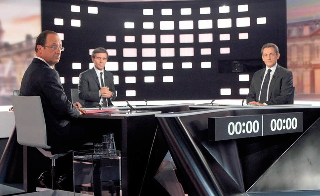 Hollande und Sarkozy im TV-Studio.  | Foto: dpa