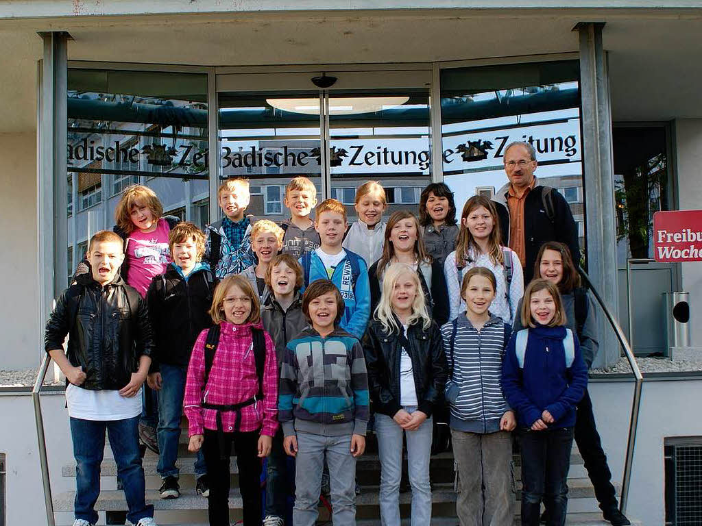 Die Klasse 4 der Grundschule in  Holzhausen mit ihrem Lehrer Herr Konrad Erny