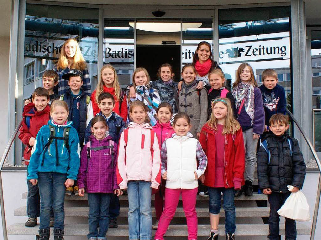 Die Klasse 2-4 der Freien Christliche Schule in Freiburg mit ihrer Lehrerin Frau Claudia Rosenberger Die Klasse 2-4 der Freien Christliche Schule in Freiburg mit ihrer Lehrerin Frau Claudia Rosenberger