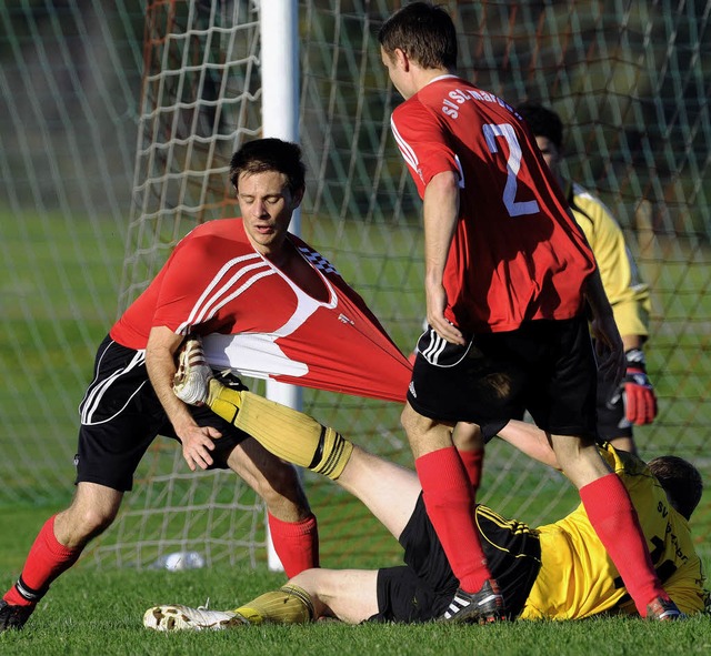 Die St. Mrgener Gregor Dold (links) u...upft werden drfte auch im Rckspiel.   | Foto: seeger