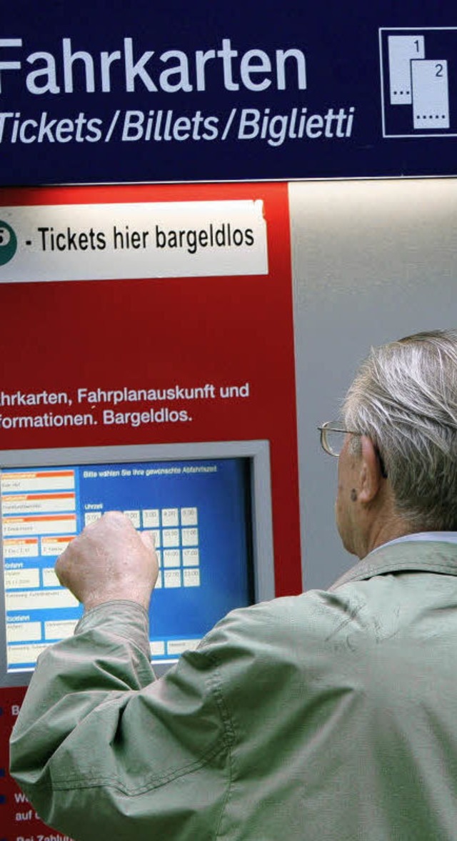 Senioren tun sich mit den Fahrkartenautomaten oft schwer.  | Foto: dpa