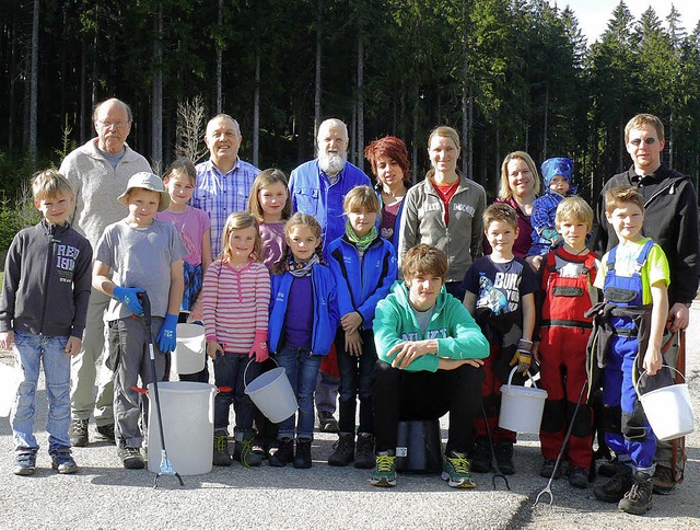 Groe und kleine Helfer vom Skiclub Bl...9 Uhr am Sportplatz zum Mll sammeln.   | Foto: Ute Aschendorf