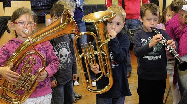 Kleine Kinder, groe Instrumente &#821...die Schulanfnger alles ausprobieren.   | Foto: Corina Lorber