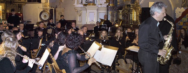 Die Stadtkapelle Kenzingen beim Kirchenkonzert, rechts  Solist Volker Schaub.  | Foto: Michael haberer