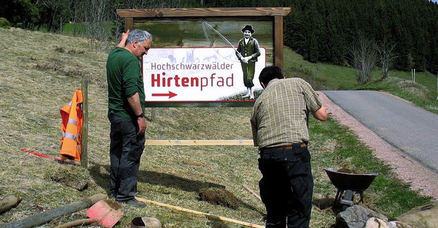 Bauhof stellt Schilder fr den neuen Hirtenpfad in Raitenbuch auf  | Foto: Manfred-G. Haderer