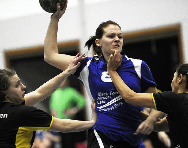 Sabrina Wurth (TV Lahr) legt  eine Handballpause ein.   | Foto: Archiv: B. Schaller