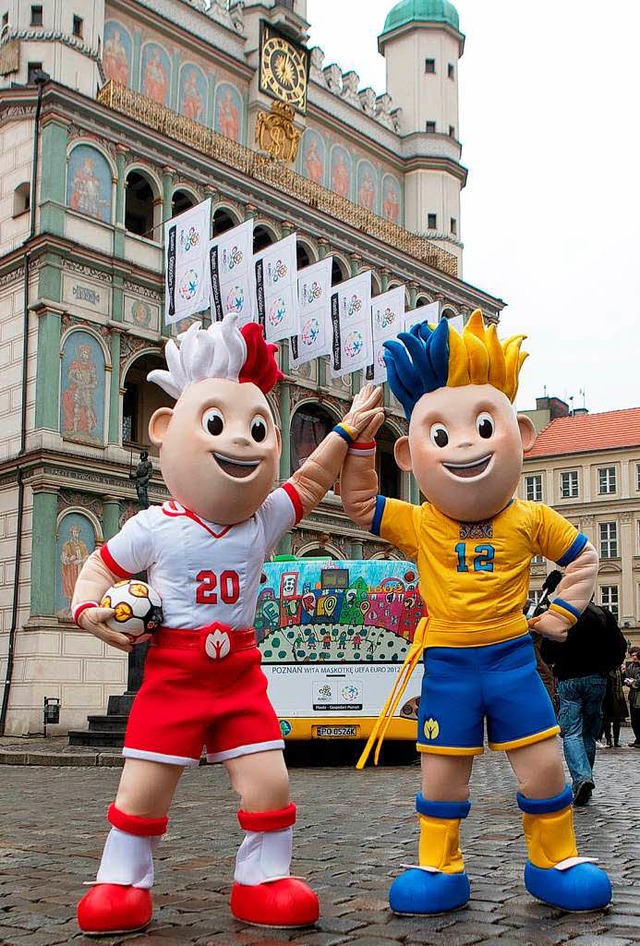 Die Maskottchen der Euro 2012: Beide A...tten sich auf ein Fuballfest gefreut.  | Foto: dpa