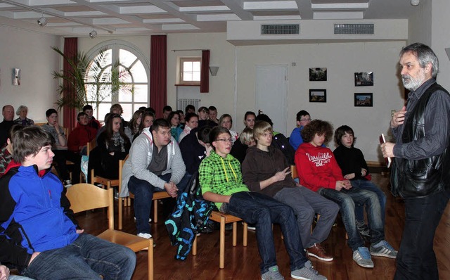 Er kennt die Sprache und die Probleme ...ealschule ein interessiertes Publikum.  | Foto: Christa Maier