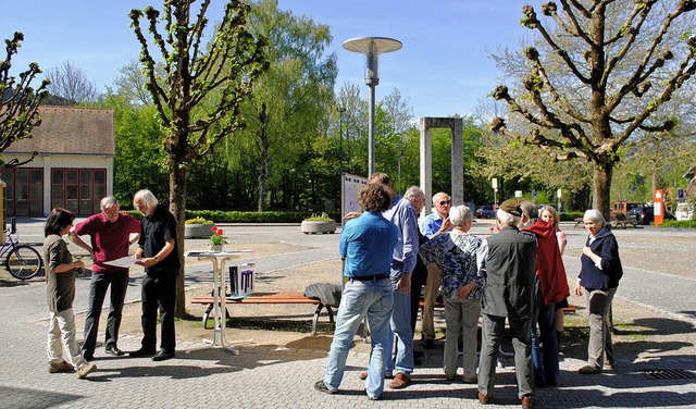 An einem Informationsstand diskutierte...offenen Fensters&#8220; im Birkenhof.   | Foto: Gerhard Lck