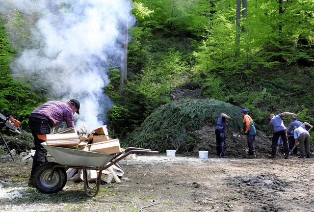 Uraltes Handwerk: Am Fue des Schauinsland entsteht ein Kohlenmeiler.   | Foto: Ingo Schneider