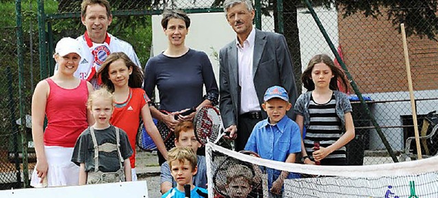 Talentino beim TC Lrrach (hinten von ...Bernd Martin (TCL) mit Tennis-Kindern   | Foto: ZVG