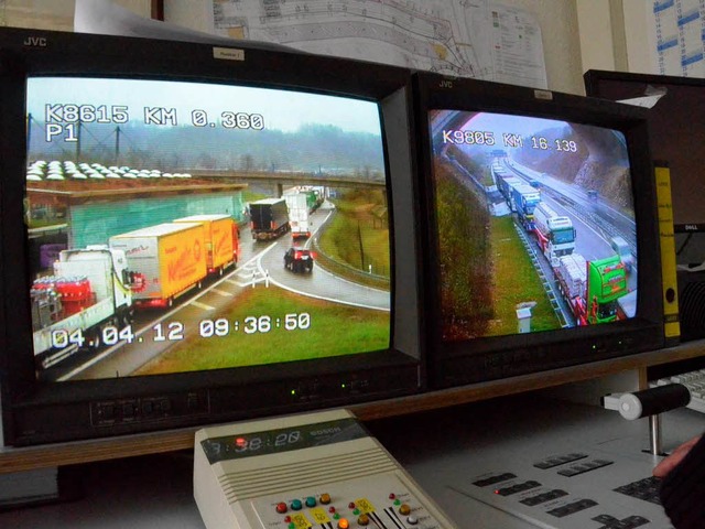 Lkw an Lkw sehen die Beamten der Autobahnpolizei auf ihren Bildschirmen.  | Foto: Peter Gerigk