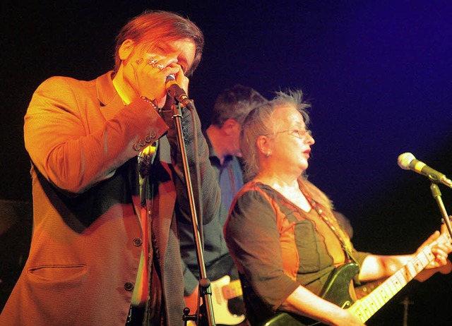 Isolde Wawrin (rechts) mit Harp-Musiker Topse   | Foto: Sandra Decoux-Kone