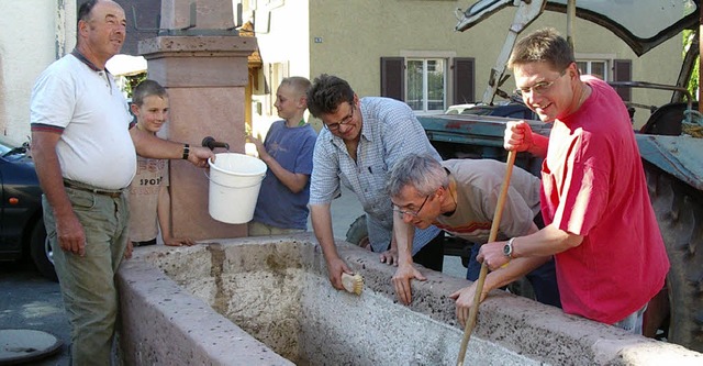 Das Bild zeigt die Egringer Ortschafts...runnenputztag im Mai vor acht Jahren.   | Foto: bz