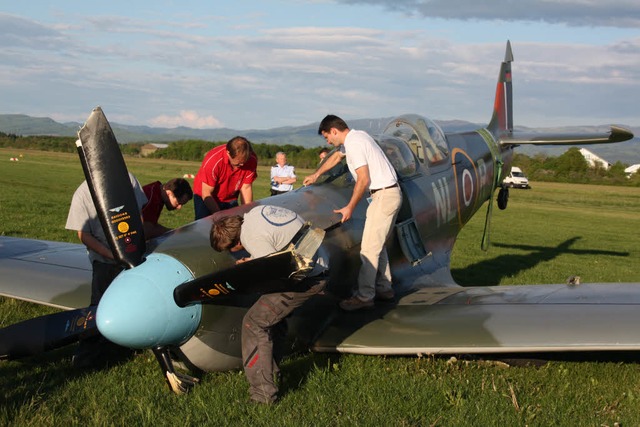 Ein Oldtimer-Flugzeug musste in Bremgarten notlanden.  | Foto: Alexander Huber