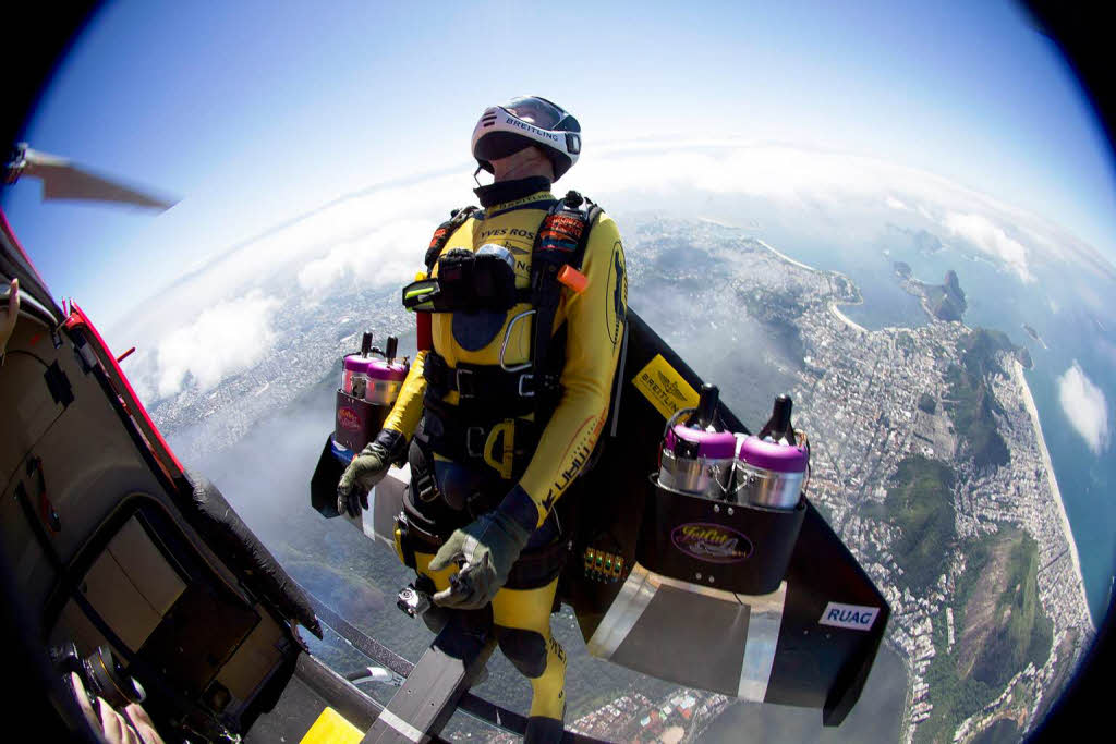 Der Jetman kurz vor seinem Absprung aus dem Helikopter. Er befindet sich in Brasilien ber der Stadt Rio. 