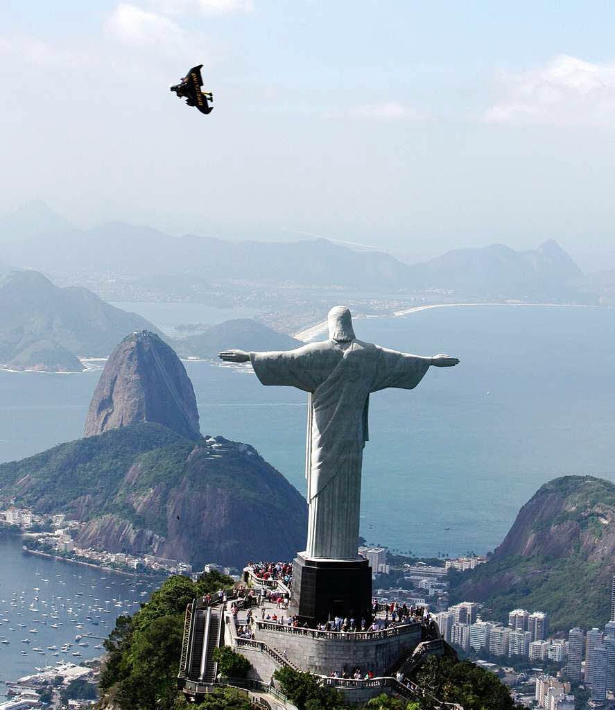 Die Statue steht auf dem 710 Meter hohen Corcovado-Berg und ist ein Symbol des Friedens. 