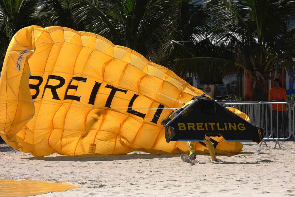 Glcklich und zufrieden Landete Jetman am Strand.