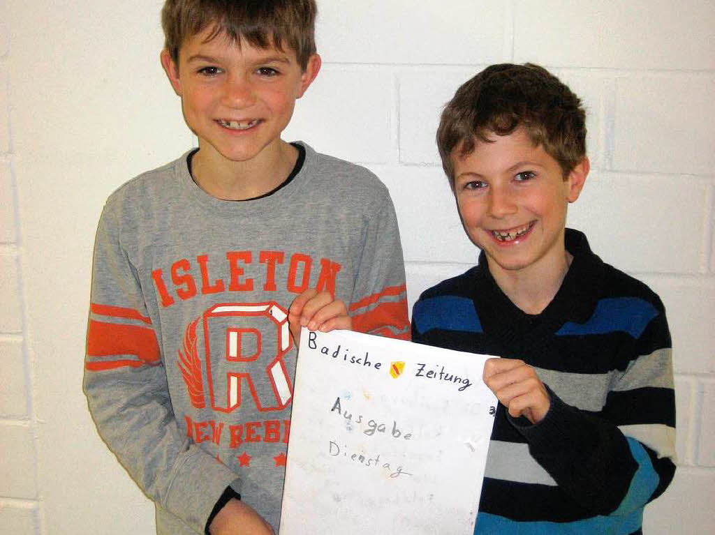 Die Schüler mit der fertigen Zeitung. Die Schüler mit der fertigen Zeitung.