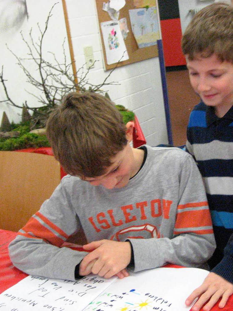Beide Schüler lesen und bestaunen ihre Leistung. Beide Schüler lesen und bestaunen ihre Leistung.