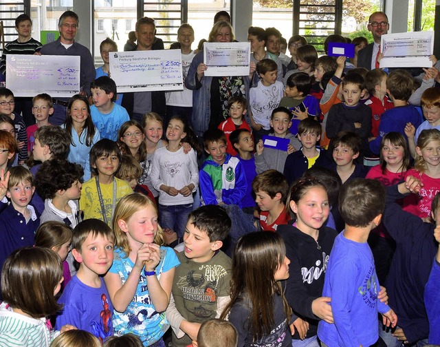 Spenden   wurden an Rektor  Stephan Hi...reinschef des Jrgen Waibel bergeben.  | Foto: dieter erggelet