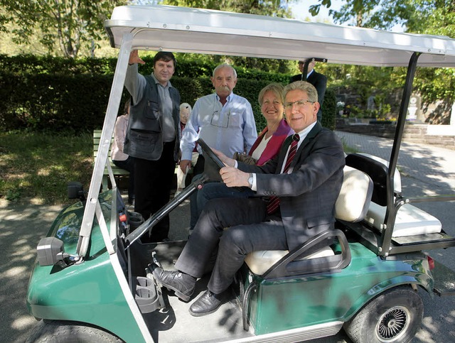 Ruhig kann man mit dem Friedhofsmobil ...no Kohlmeyer und Fahrer Oleg Riegel.    | Foto: christoph breithaupt