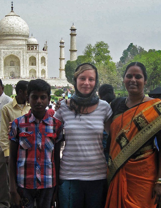Jana Weis (Mitte) mit einer indischen ...ntan um ein gemeinsames Foto gebeten.   | Foto: BZ
