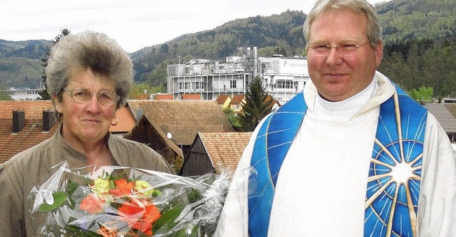 Stadtpfarrer Matthias Kirner dankte de...n 30-jhrigen ehrenamtlichen Einsatz.   | Foto: Hansjrg Bader