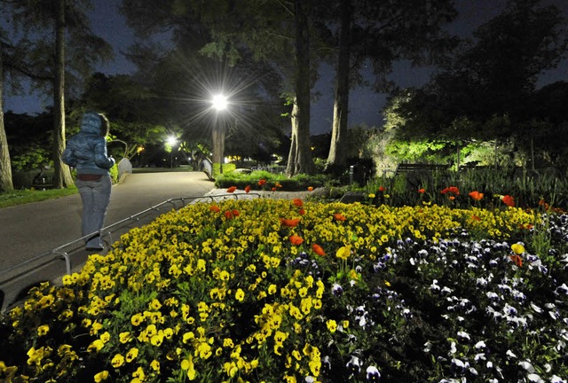 Freundlicher und wrmer erscheint der Stadtgarten im Licht der neuen LED-Lampen.  | Foto: Michael Bamberger