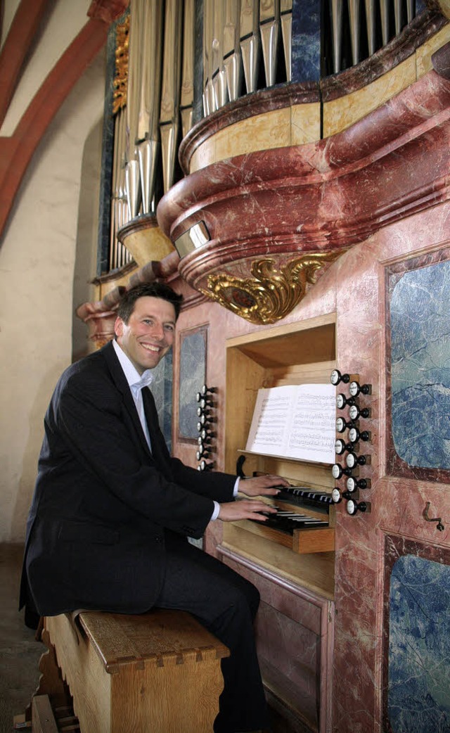 Bezirkskantor Christoph Bogon an der M... Alten Kirche, die restauriert wird.    | Foto: Marlies Jung-Knoblich