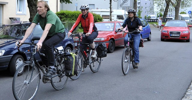 Bjrn Haake zeigt: Abstandhalten zu den geparkten Autos.   | Foto: Bamberger