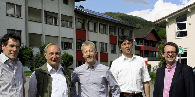 Manfred Rochelt, Stiftungsverwalter de...hmen die neue Anlage  in Augenschein.   | Foto: jrn kerckhoff