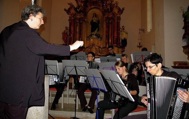 Andrea Rie dirigierte das Konzertorchester des Akkordeonclubs Waldkirch.   | Foto: Ernst Hubert Bilke