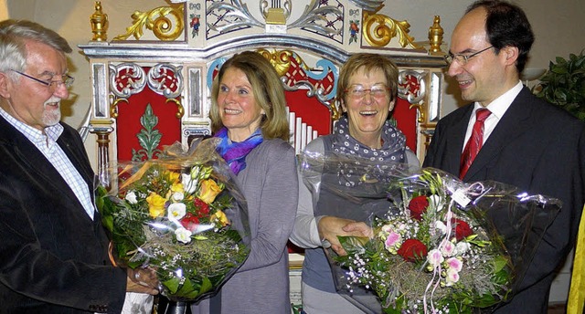 Blumen frs Engagement: Von Wolfgang I...h und Dieter Fischer fr Helga Bauer.   | Foto: Eberhard Weiss