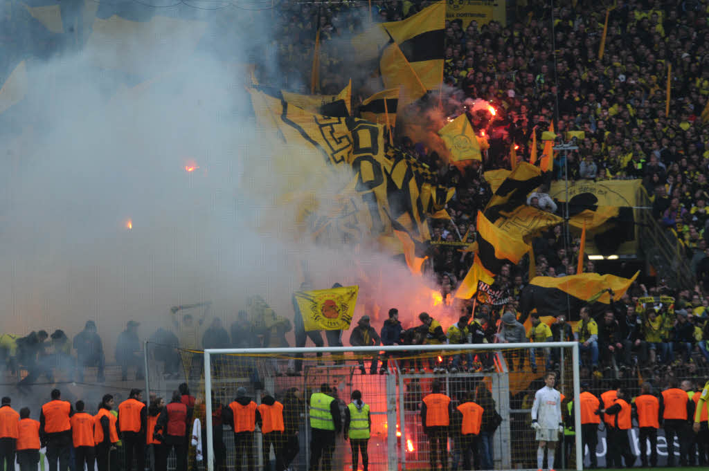 Feuerwerk im Signal Iduna Park: Dortmunds Fans feiern den Meistertitel.